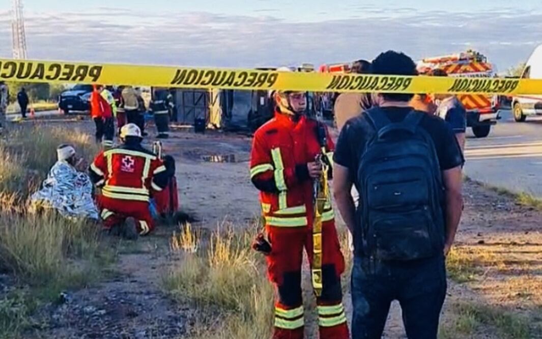 Un autobús de pasajeros de la línea Tufesa volcó sobre la carretera internacional tramo Guaymas-Hermosillo. Foto: especial