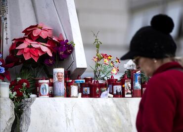 FOTOS: Fieles improvisan altar para el papa Francisco a las afueras del hospital Gemelli en Roma