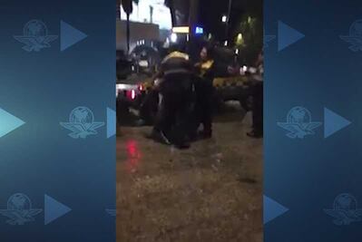 Captan en video a policías de tránsito cuando golpean a un taxista en Polanco