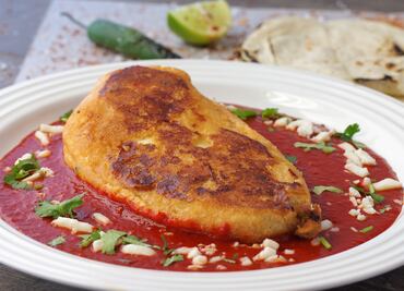 Cocina chiles rellenos de queso y pasas