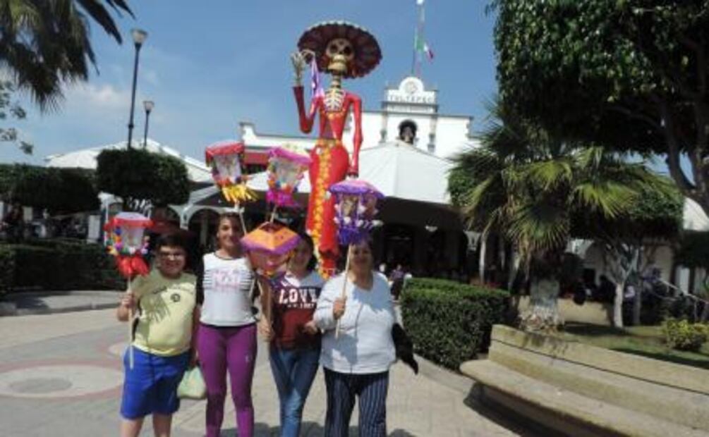 Más de 2 mil pobladores participaron en la Procesión de los Farolitos en Tultepec