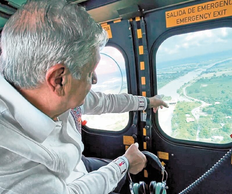 El presidente Andrés Manuel López Obrador sobrevoló ayer las zonas afectadas por las inundaciones en Tabasco, donde aseguró que el gobierno ya está ayudando a los pobladores que sufrieron más daños, como son los chontales. ESPECIAL