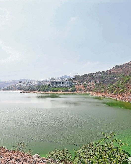 Acusan que lixiviados del basurero de Tepatlaxco llegan a la presa. Foto Especial