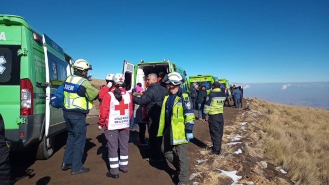 Vuelca camioneta de turistas rumbo al Nevado de Toluca; reportan 15 lesionados