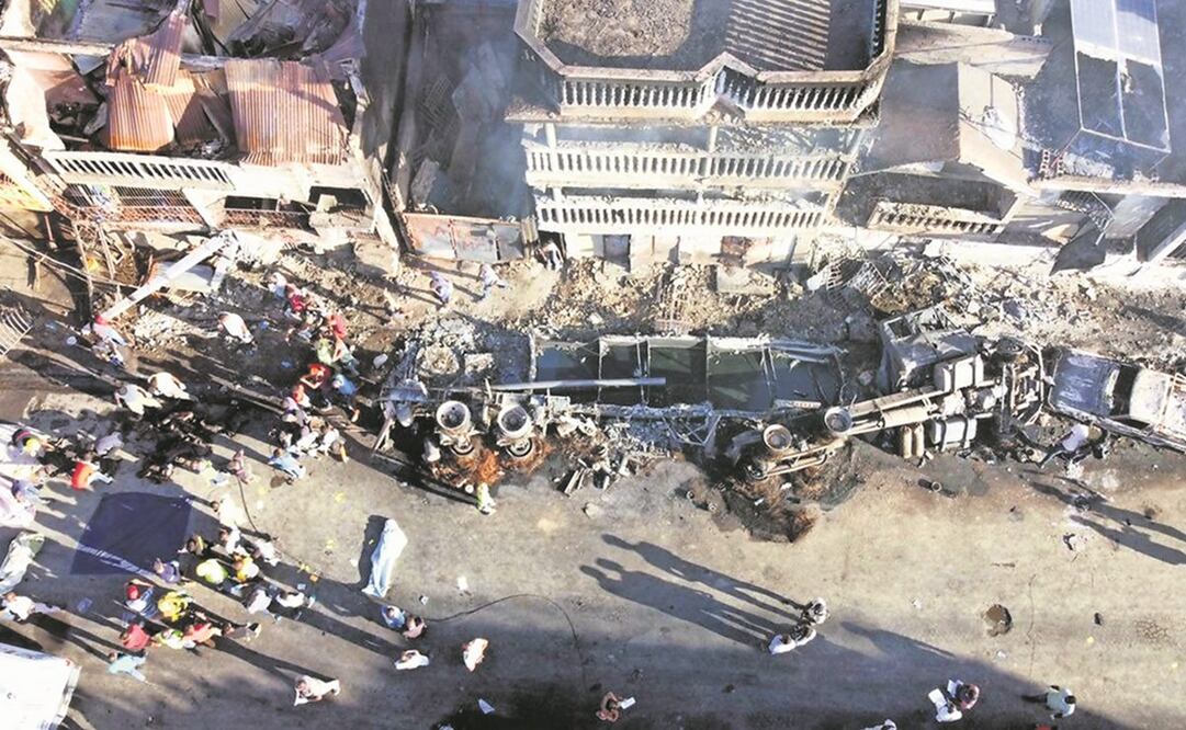 Los restos de un camión cisterna después de que explotó en Cabo Haitiano. Una veintena de domicilios en los alrededores del lugar se incendiaron. Foto: AFP