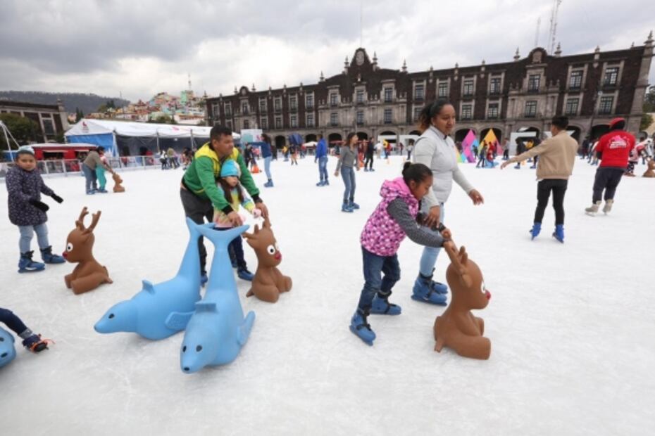 Familias, a la espera de patinar más de una vez en pista de hielo de Toluca