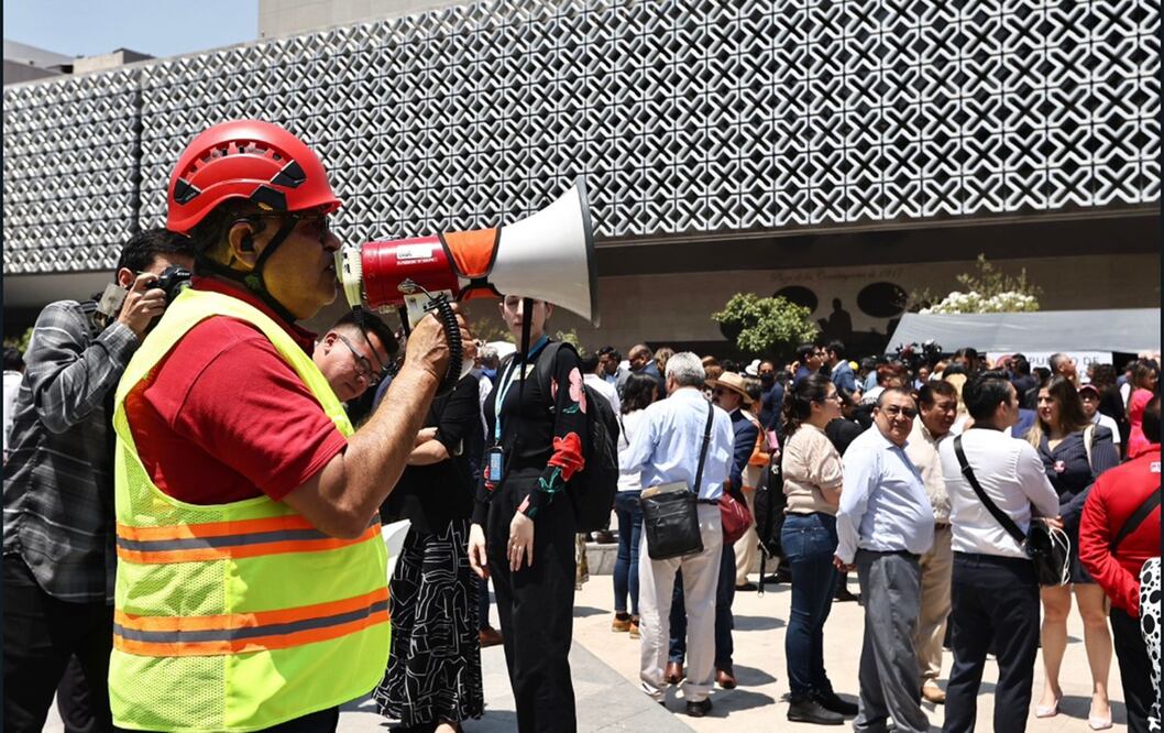 Diputados y colaboradores participan en el Primer Simulacro Nacional 2025 en la Cámara de Diputados, el 29 de abril de 2025. Foto: Berenice Fregoso/EL UNIVERSAL