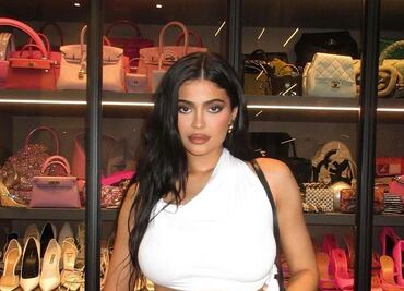 Kylie Jenner hipnotiza con vestido de escote profundo