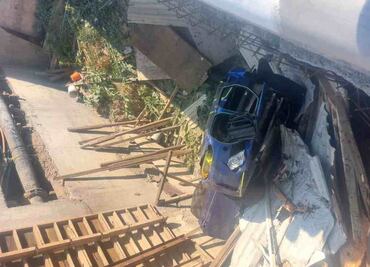 Tras persecución de motosicarios, BMW cae en zanja frente a Plaza Artz; reportan un muerto