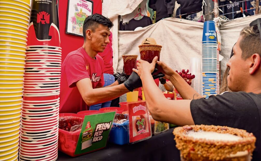 Jóvenes y adultos acuden a los puestos dentro de mercados sobre ruedas en los que encuentran cervezas, micheladas, azulitos, mojitos y cualquier bebida en módicos precios. Foto: Hugo Salvador | El Universal