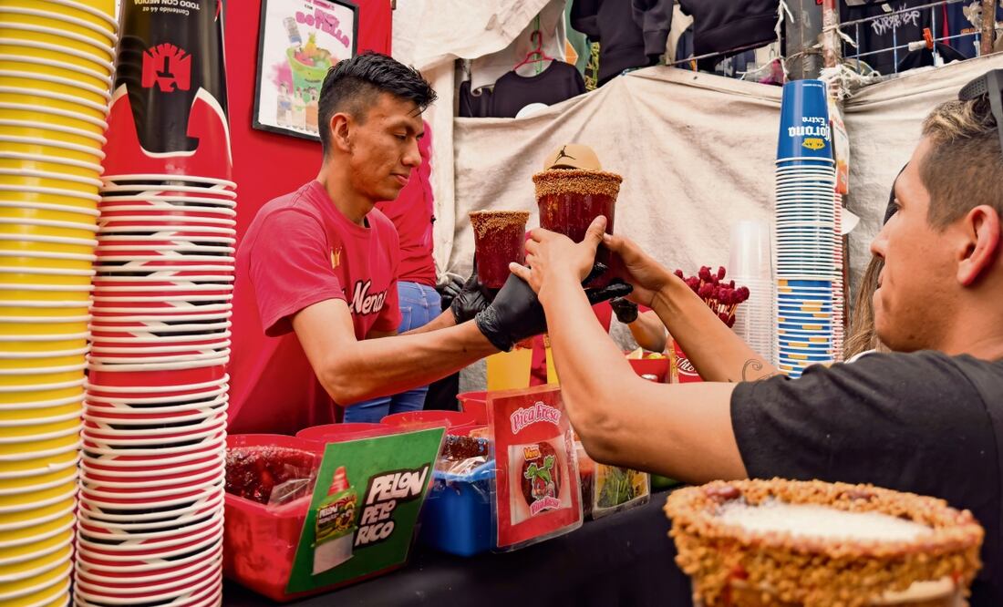 Jóvenes y adultos acuden a los puestos dentro de mercados sobre ruedas en los que encuentran cervezas, micheladas, azulitos, mojitos y cualquier. Foto: El Universal
