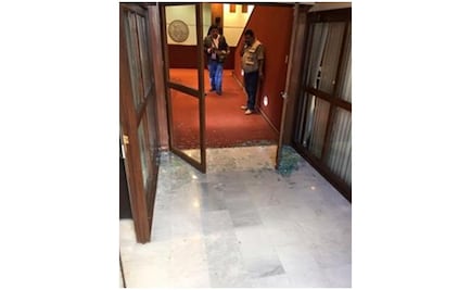 Taxistas quiebran puerta e irrumpen en Congreso de Zacatecas