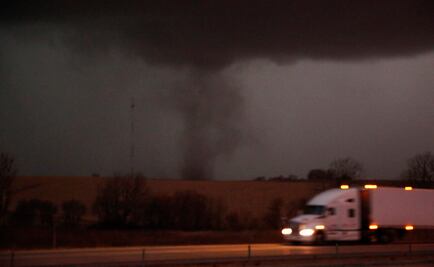 Tras tornados, sistema de tormentas azota el centro-norte de EU