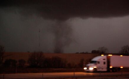 Tras tornados, sistema de tormentas azota el centro-norte de EU