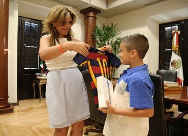 Pavlovich se reúne con niño ganador del Ariel