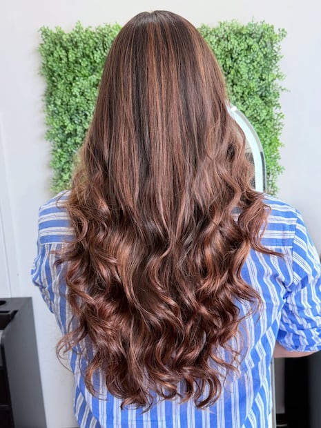 Equilibrado y con dimensión, el castaño avellana camufla las canas. Foto: Instagram @pineda.yordy1