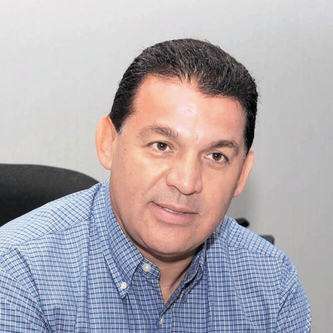 ¡Hasta con drones festeja edil de municipio endeudado!