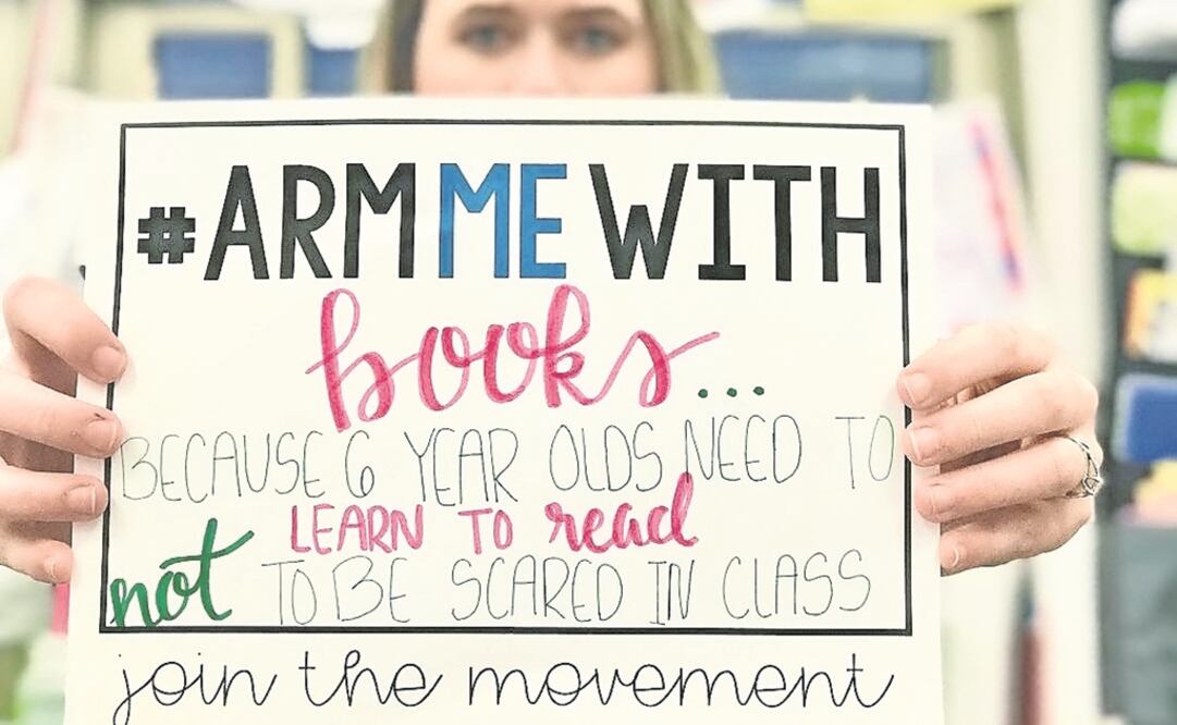 Maestros participan en el movimiento #ArmMeWith (ármame con), en rechazo a la propuesta de que porten armas en escuelas. (REUTERS)