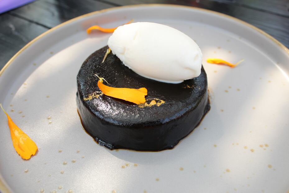 Pastel negro de guayaba y zapote con helado de azahar del menú de temporada de Día de Muertos del restaurante Pepe. Foto: Sofía Danis/EL UNIVERSAL