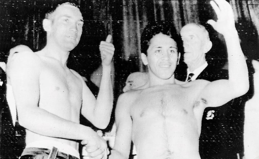Ceremonia de pesaje previo a la pelea en Gales, junio de 1967. Este encuentro es considerado por la revista especializada The Ring como el número 65 entre las 100 mejores del boxeo profesional por título mundial. Foto: UPI/ESPECIAL.
