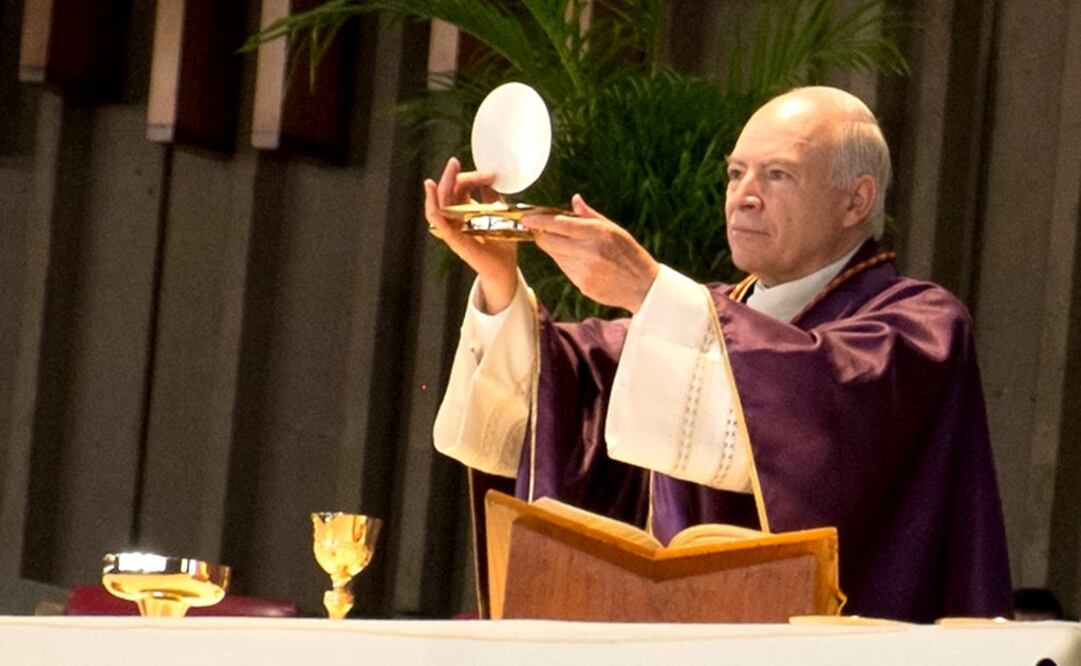 Carlos Aguiar Retes, arzobispo primado de México, invitó a los fieles que acudieron a la Basílica de Guadalupe a tomar decisiones en comunión con sus círculos sociales y eclesiales (Foto: Archivo / EL UNIVERSAL)