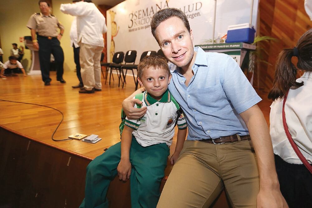 El gobernador Manuel Velasco dijo que vacunarán a niños de entre seis y 11 años (Especial)