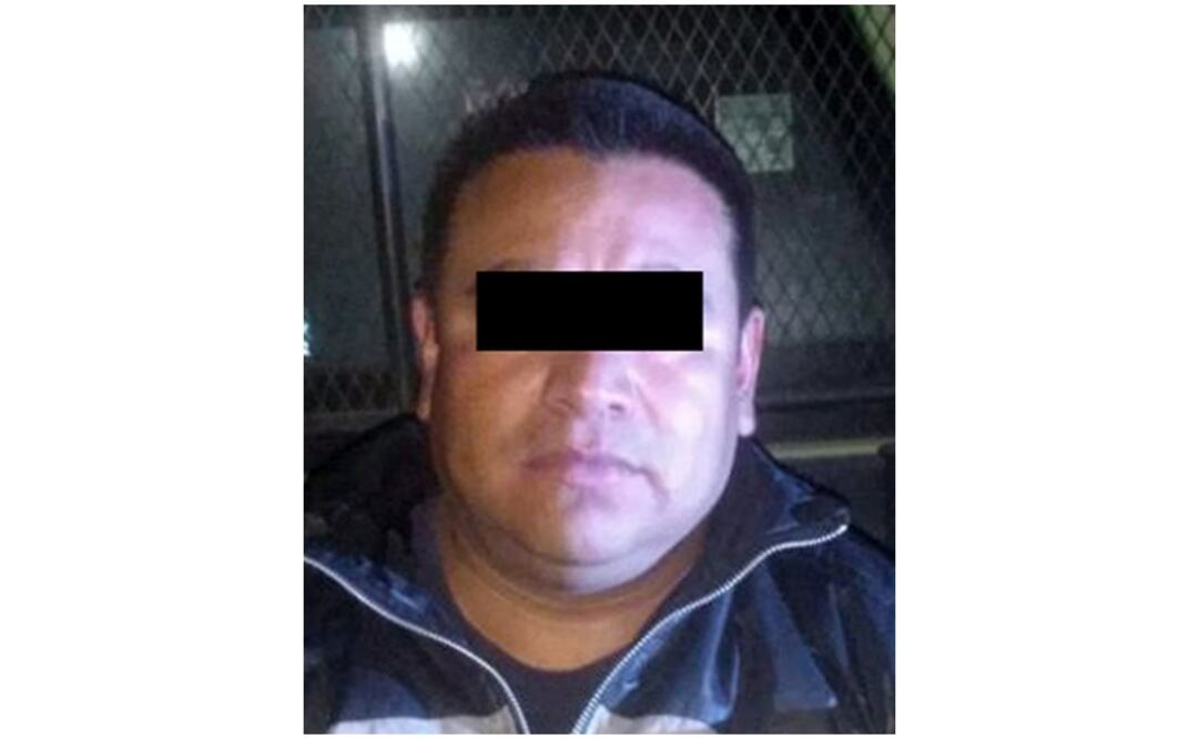 El agente fue sorprendido con 8 garrafones de 20 litros cada uno. Foto: Especial