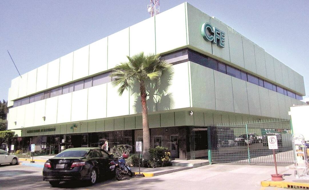 La Comisión Federal de Electricidad, se detalla en el proyecto del Ejecutivo, podrá fijar tarifas de redes de transmisión y distribución, así como de usuarios. Foto: Archivo/EL UNIVERSAL.