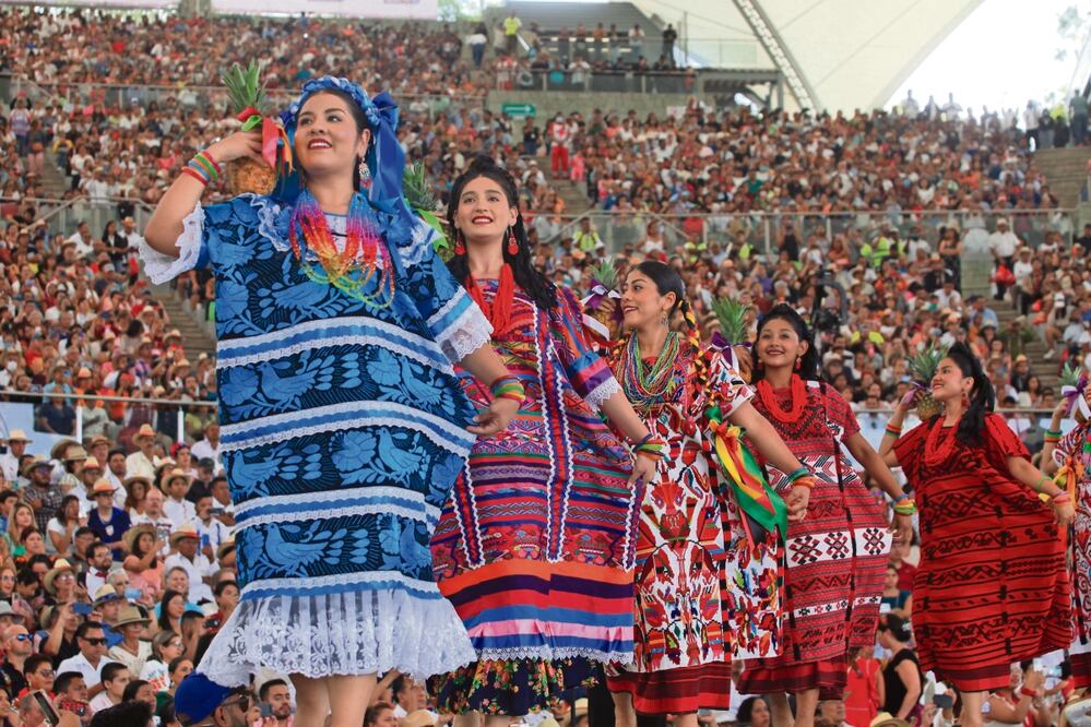 Uno de los bailes más conocidos de la Guelaguetza es Flor de Piña, que representa a la región de la Cuenca del Papaloapan. Foto: Edwin Hernández / El Universal