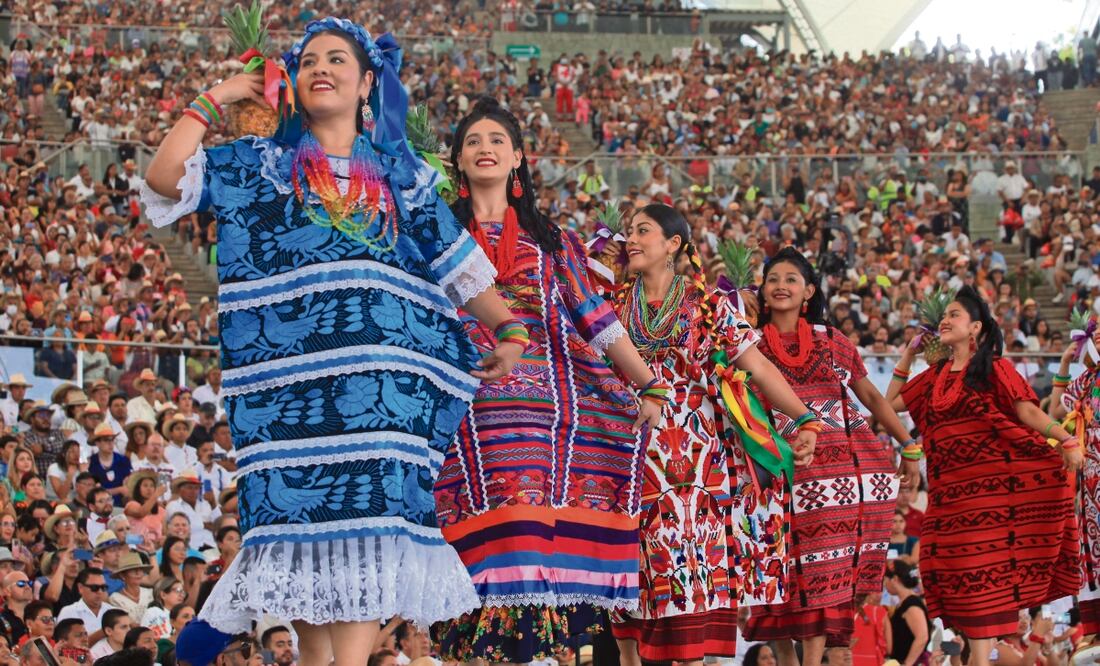 Uno de los bailes más conocidos de la Guelaguetza es Flor de Piña, que representa a la región de la Cuenca del Papaloapan. Foto: Edwin Hernández / El Universal