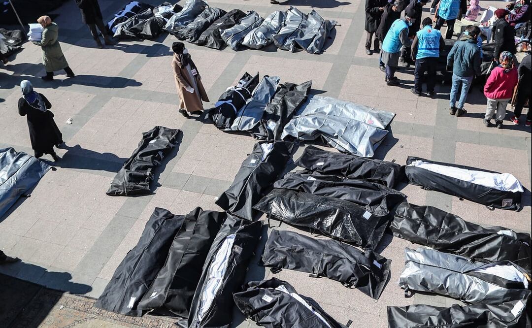 Los restos de los muertos en el terremoto son llevados a un cementerio para su entierro en Hatay, Turquía. FOTO: EFE