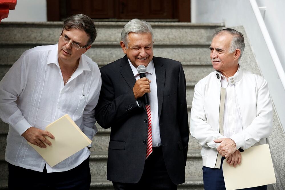Marcelo Ebrard, López Obrador y Alfonso Romo en la casa de la transición, en la colonia Roma de la Ciudad de México. Reuters