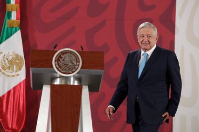 Siempre sí, AMLO desayuna con morenos