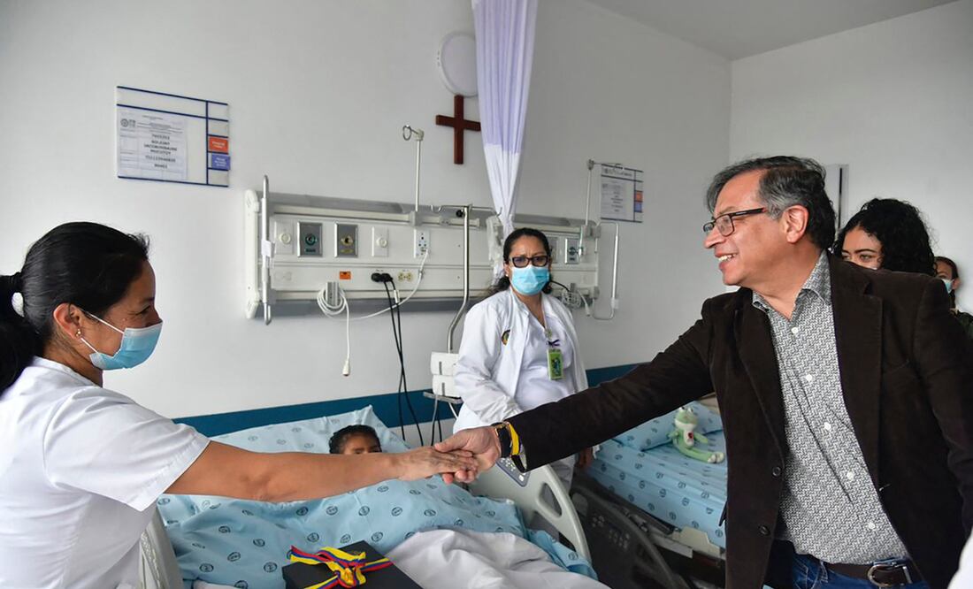 El presidente Gustavo Petro saluda a una enfermera mientras visitaba a los cuatro niños indígenas que fueron encontrados con vida después de haber estado perdidos durante 40 días en la selva amazónica colombiana luego de un accidente aéreo. Foto: AFP