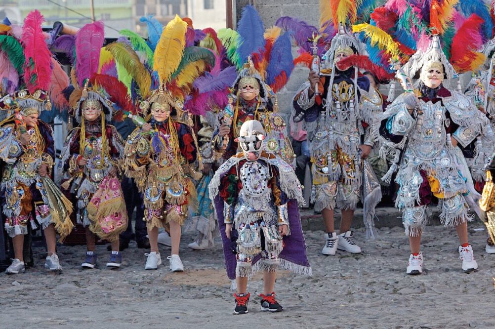 Guatemaltecos danzan con trajes folclóricos frente a la iglesia del cementerio de Chichicastenango, en Quiché, en el Día de Todos los Santos (ESTEBAN BIBA. EFE)
