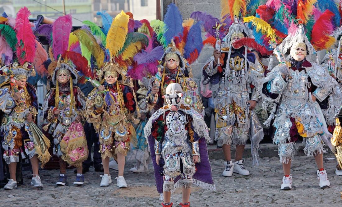 Guatemaltecos danzan con trajes folclóricos frente a la iglesia del cementerio de Chichicastenango, en Quiché, en el Día de Todos los Santos (ESTEBAN BIBA. EFE)