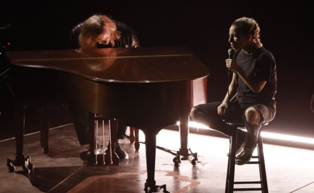 Rihanna y Lady Gaga enternecen el escenario de los Oscar y las redes sociales