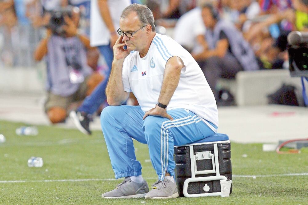 Muy molesto, el argentino Marcelo Bielsa concluyó su relación con el Olympique de Marsella y todo inidca que se le abre la puerta para dirigir al Tricolor (PHILIPPE LAURENSON. REUTERS)