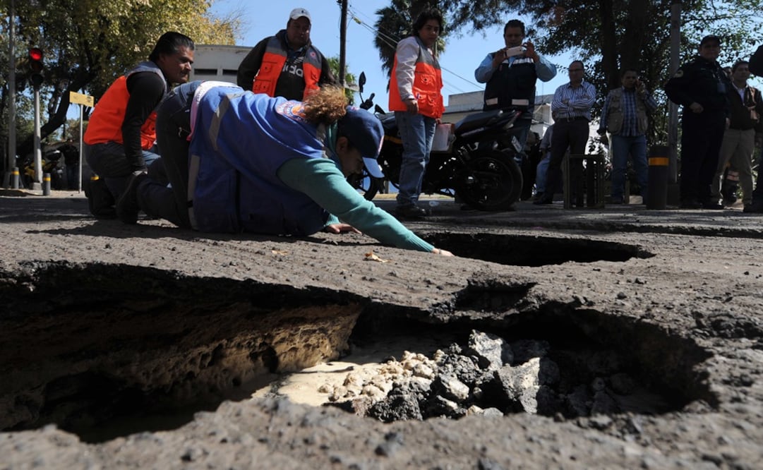 Una fuga de agua causó un socavón en Tlalpan.