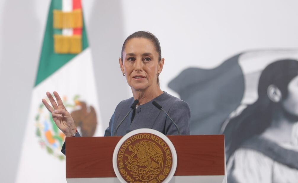 La presidenta Claudia Sheinbaum Pardo canceló su gira de este viernes al estado de Guerrero debido a que Coordinadora Estatal de Trabajadores de la Educación en Guerrero (CETEG) ya estaba repartiendo volantes para manifestarse en los eventos que tendría en el municipio de Tlapa de Comonfort. Fotos: Gabriel Pano / EL UNIVERSAL