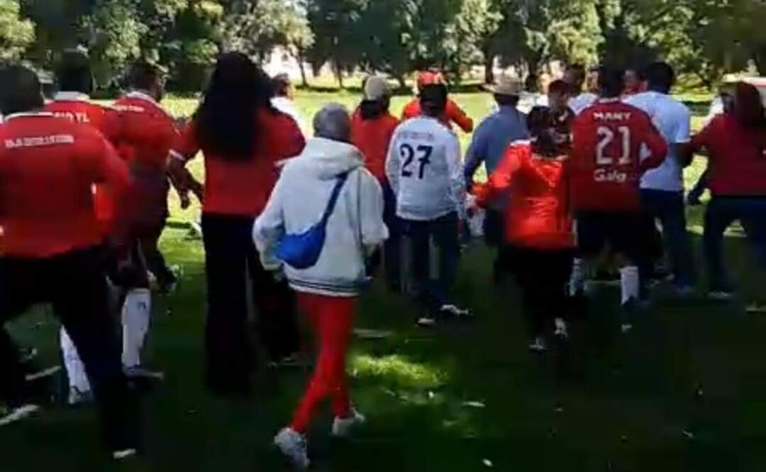 Imágenes muestran a los exfuncionarios de Cuautepec, Hidalgo participando en riña durante partido de fútbol (10/06/2025). Foto: Especial