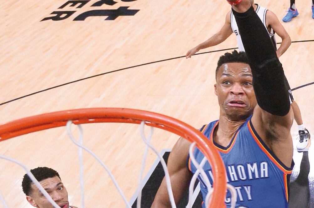 Russell Westbrook se adjudicó 35 puntos, dio 9 asistencias y recuperó 11 rebotes (LARRY W. SMITH. EFE)