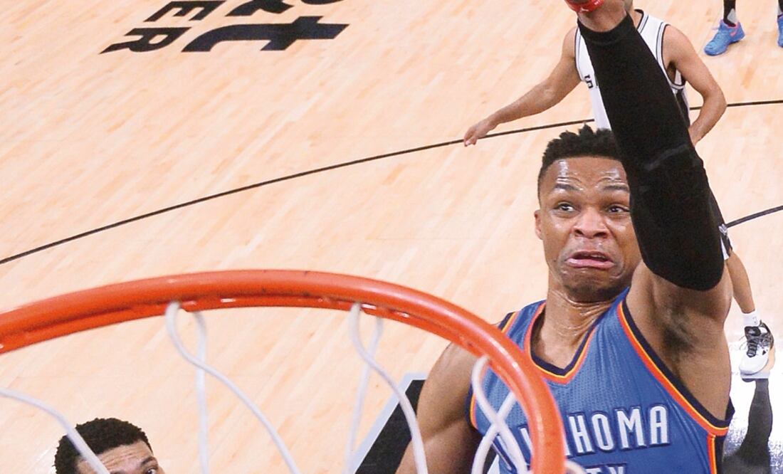 Russell Westbrook se adjudicó 35 puntos, dio 9 asistencias y recuperó 11 rebotes (LARRY W. SMITH. EFE)