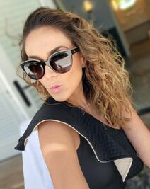 Jacky Bracamontes luce  cuerpazo y estilo en la playa