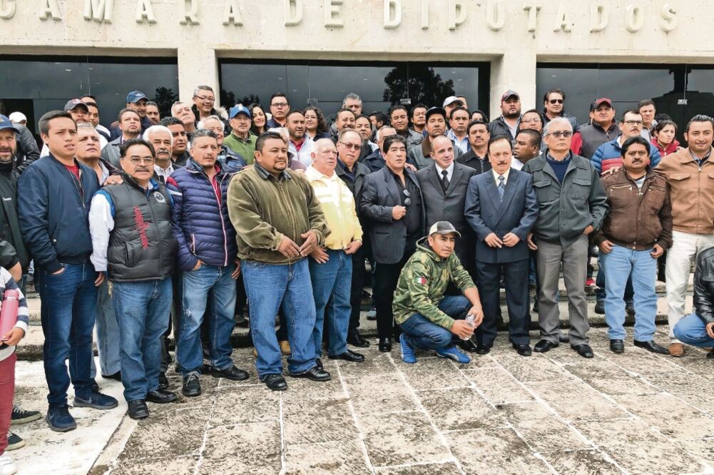 El Comité Gallero y el legislador Enrique Garnica consideran que las peleas de gallos también son generadoras de empleos (DINORATH MOTA. EL UNIVERSAL)