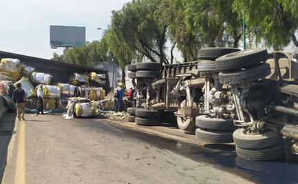 Volcadura de camión de doble remolque deja un muerto en Tlalnepantla