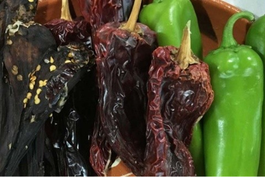 Los chiles pasado y chilaca forman parte de los ingredientes en la cocina norteña, pues acompañan varios guisos tradicionales, como el caldo de oso, que en realidad es de pescado y no tiene nada que ver con el gran mamífero. Tomada de Wikimedia commons.