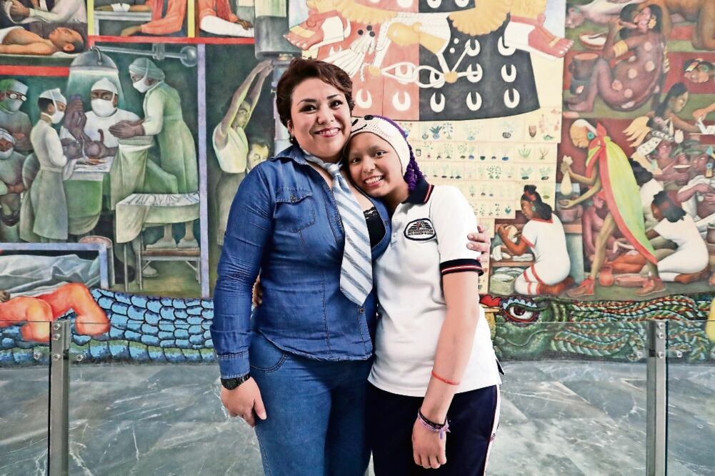 Erika (der.) disfruta escribir historias de ciencia ficción, pero un sarcoma en su mano le impidió disfrutar de esa actividad por mucho tiempo (ARIEL OJEDA. EL UNIVERSAL)