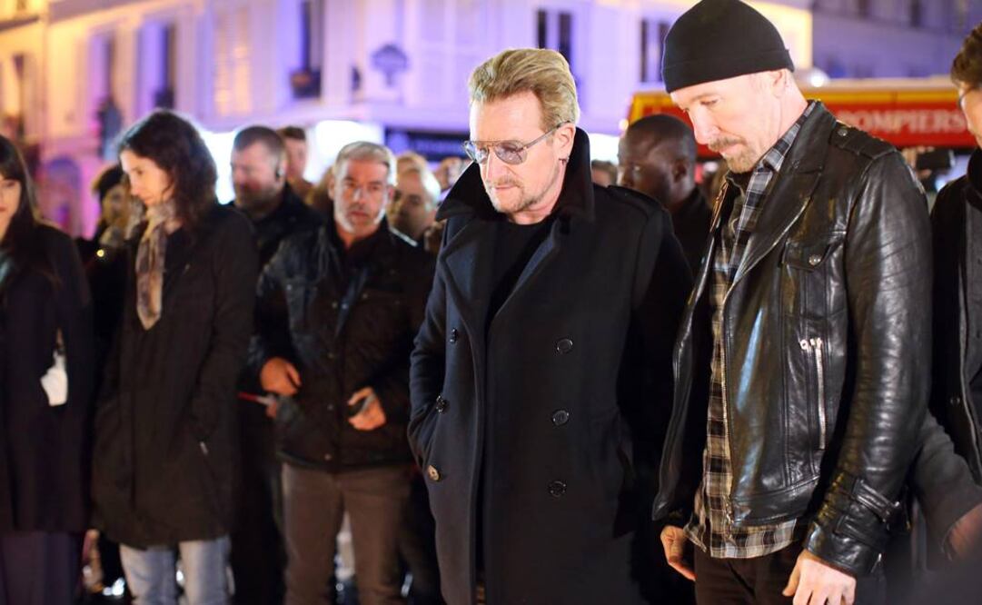 El sábado pasado, integrantes de U2 visitaron el Bataclan, la sala de conciertos donde murieron decenas de personas en los ataques a París. FOTO: EFE.