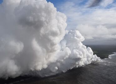 Lava de volcán Kilauea llega al océano y genera nubes de ácido